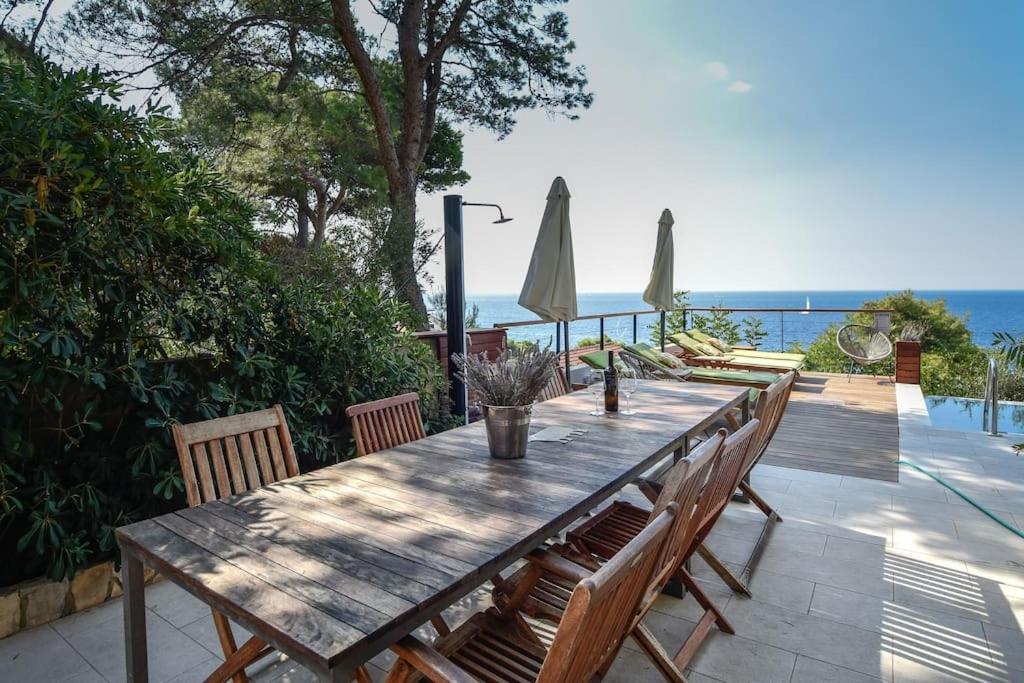 4 Bedrooms Hvar Located 100m From The Sea And 1,5 Km From Hvar Old Town Vila Hvar Town