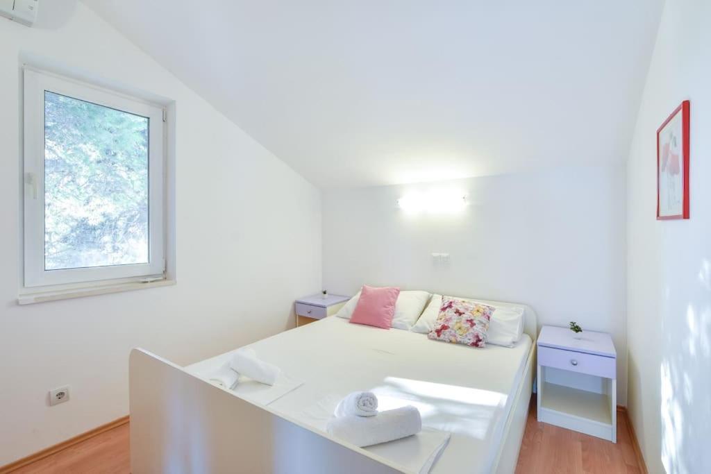 Vila 4 Bedrooms Hvar Located 100m From The Sea And 1,5 Km From Hvar Old Town Hvar Town