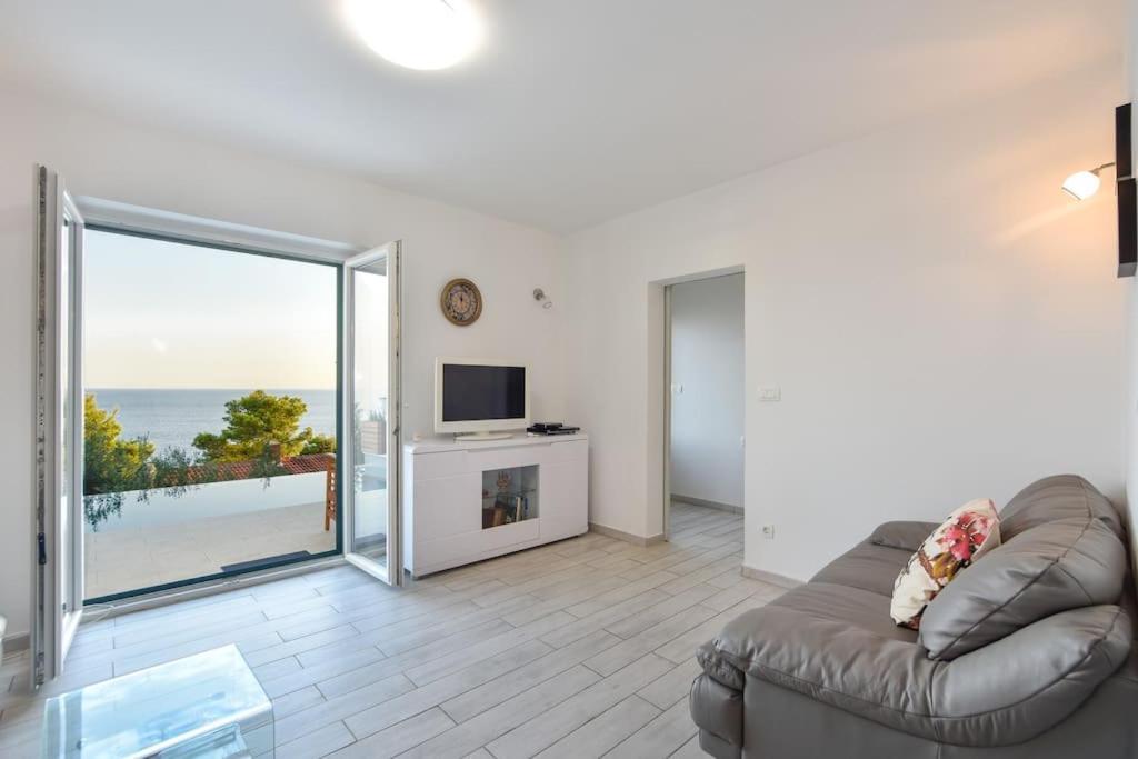 4 Bedrooms Hvar Located 100m From The Sea And 1,5 Km From Hvar Old Town Vila Hvar Town